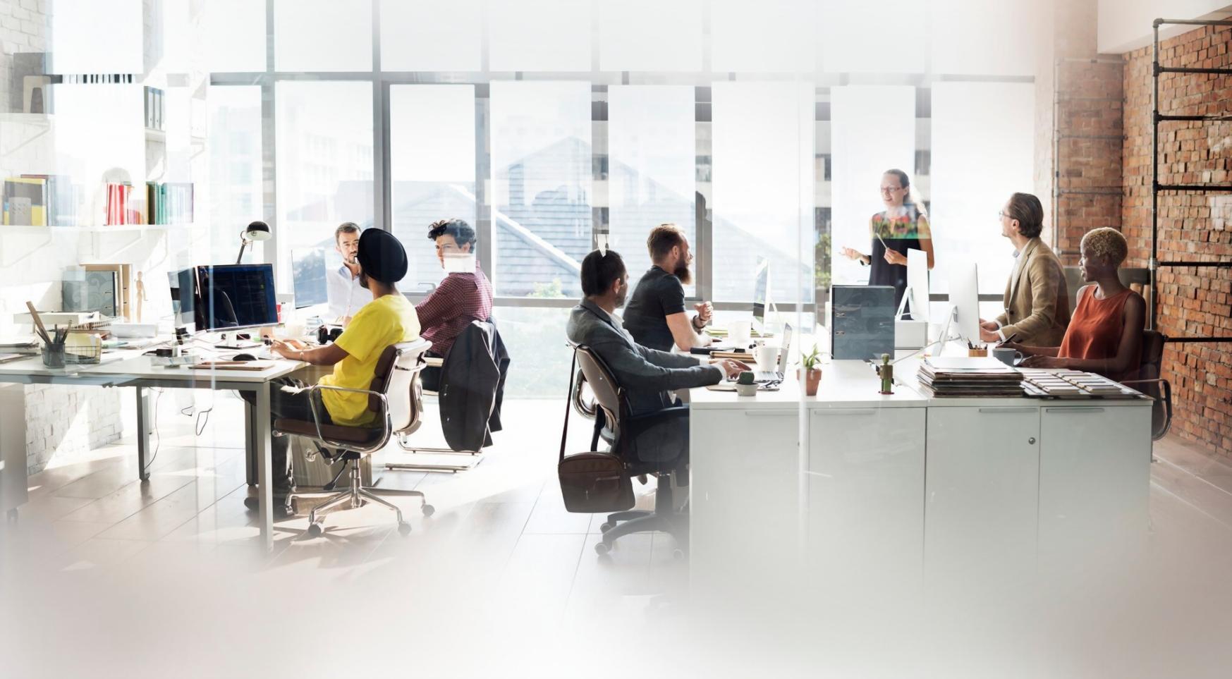 Modernes Lernumfeld mit Finanzberichten und digitalen Analysewerkzeugen