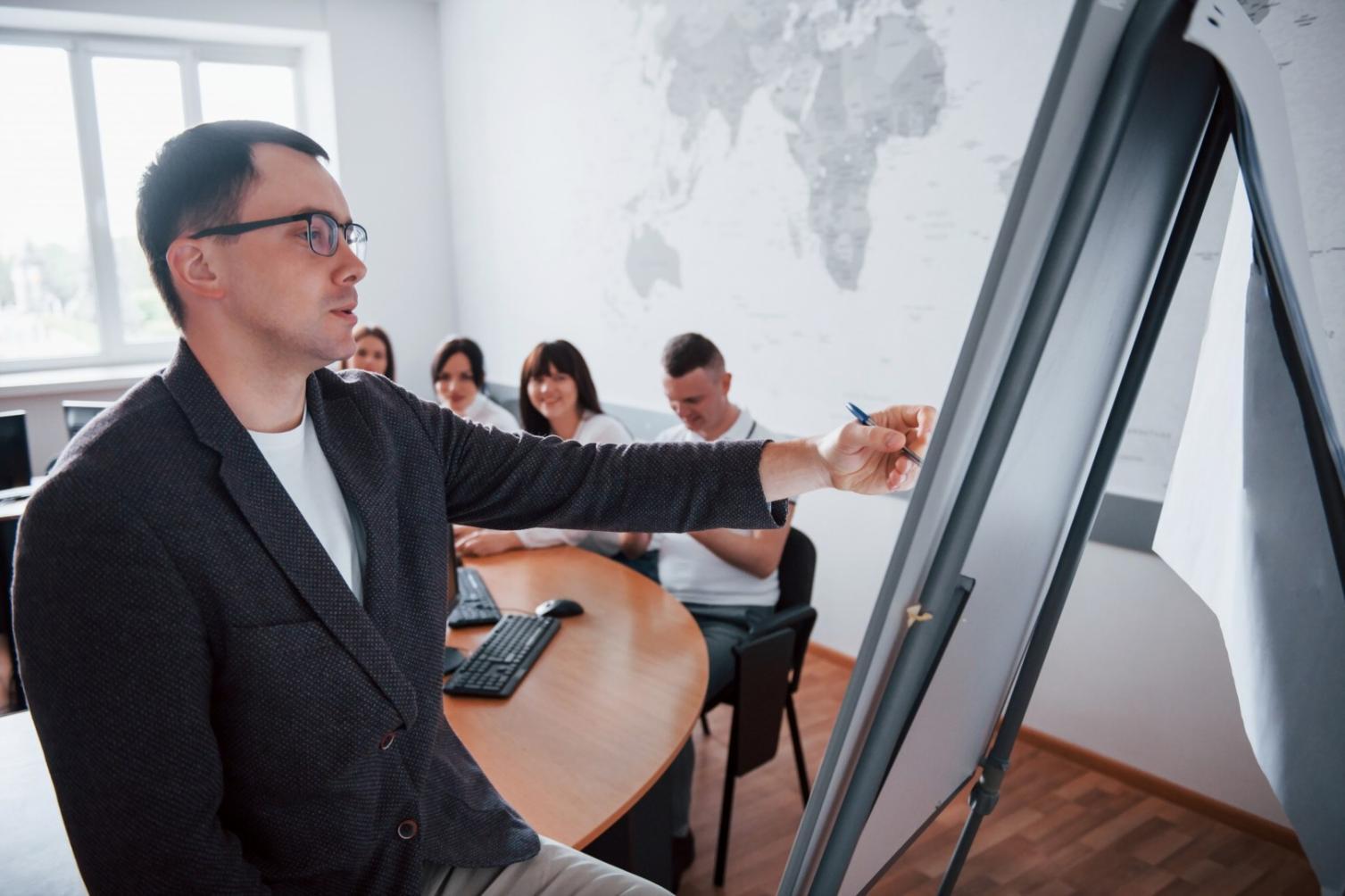 Finanzanalyse Arbeitsplatz mit Dokumenten und Berechnungen