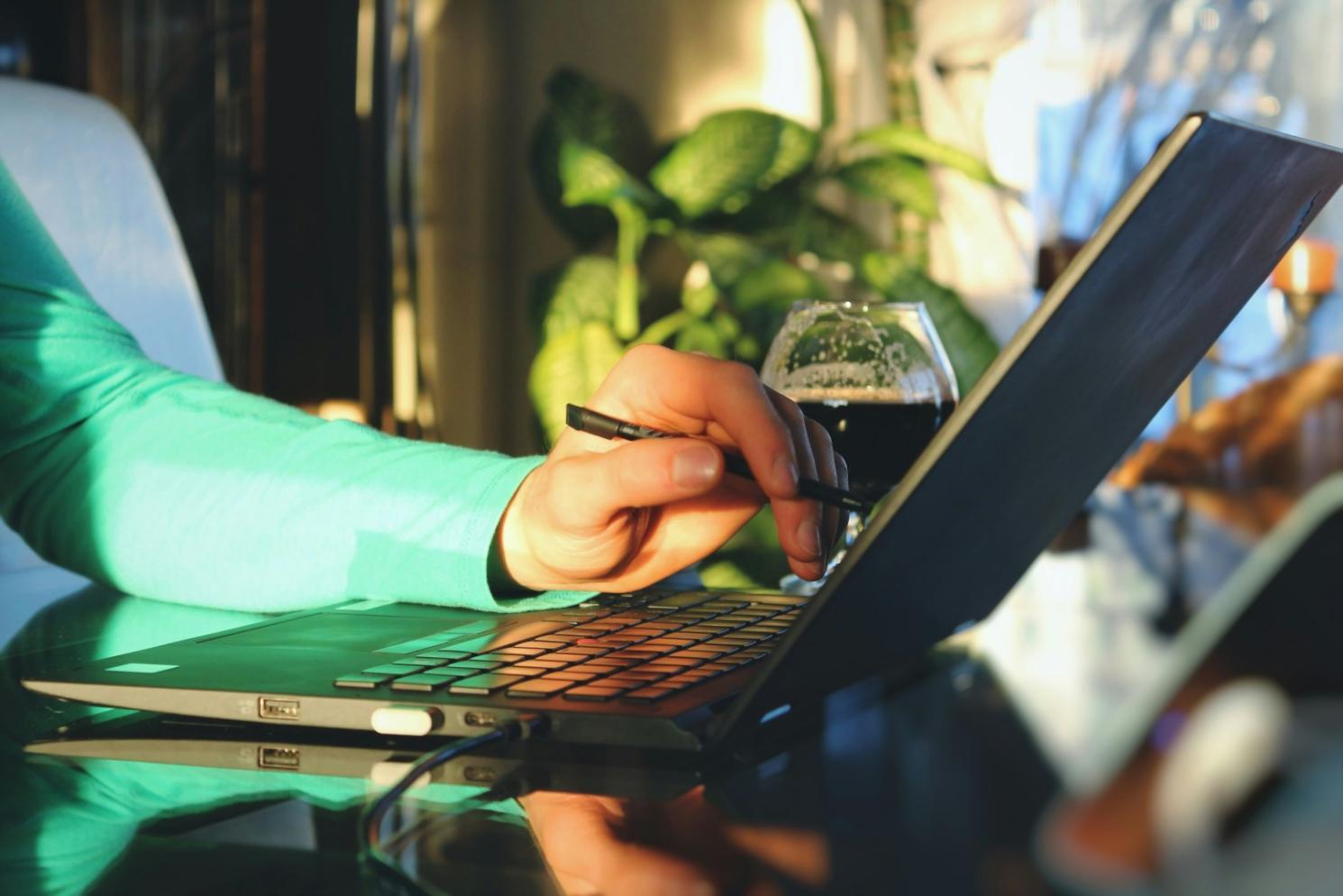 Detaillierte Finanzanalyse mit Berechnungen und Diagrammen