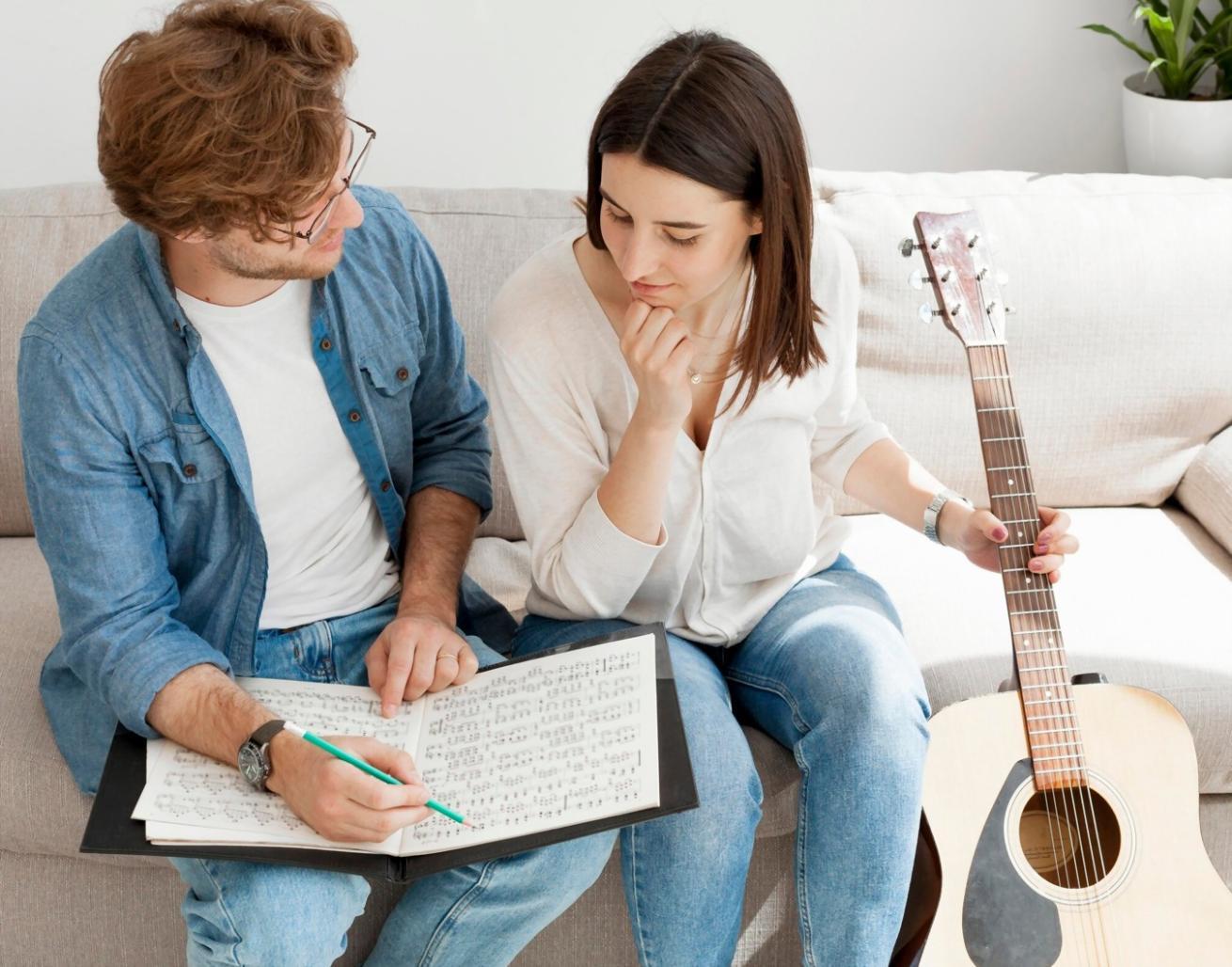 Professionelle Beratungssituation mit Fokus auf Finanzplanung und Kennzahlenanalyse