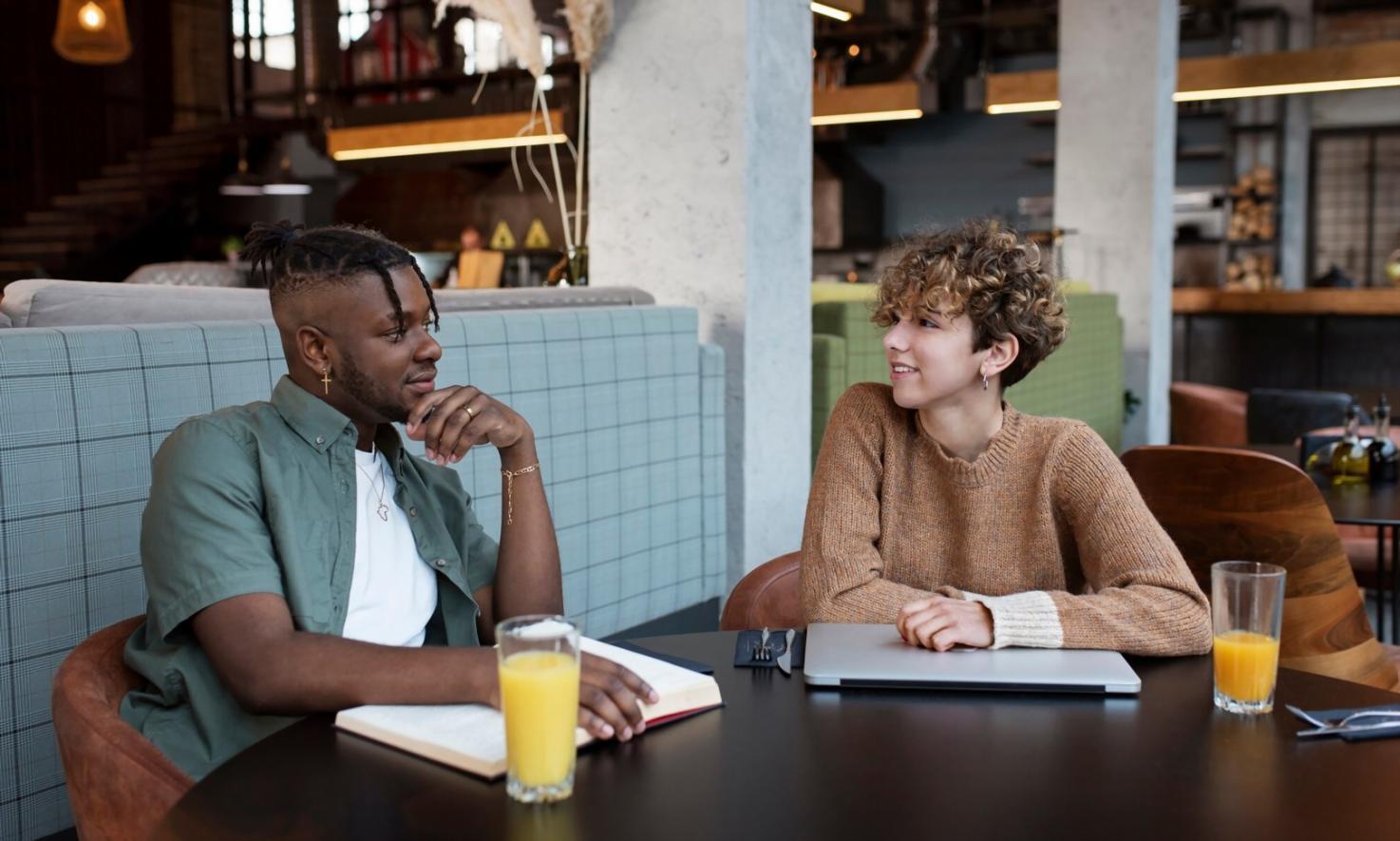 Geschäftsperson analysiert Finanzkennzahlen auf Tablet