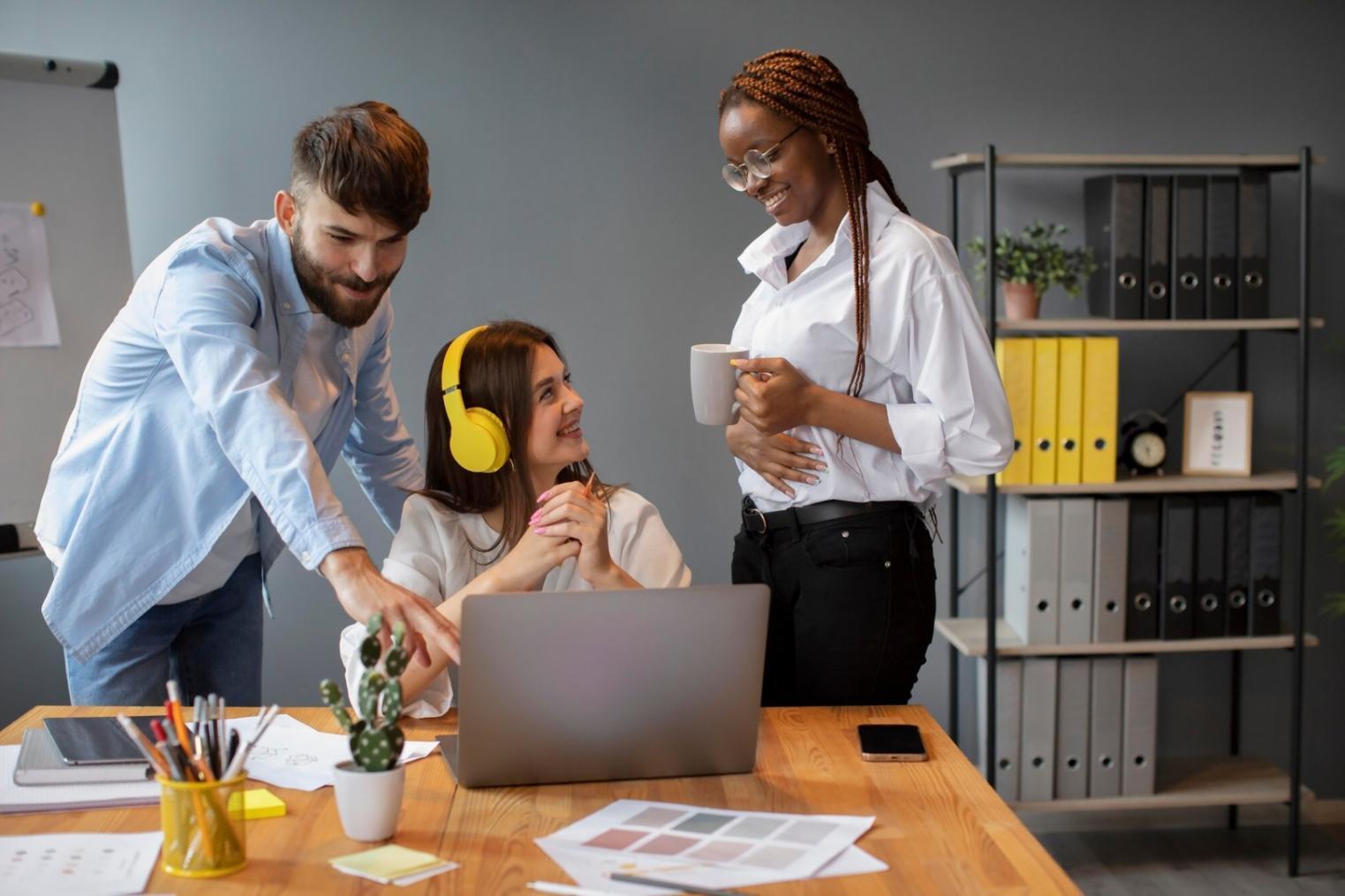 Moderne Büroumgebung mit Finanzanalyse und Kennzahlen-Dashboard